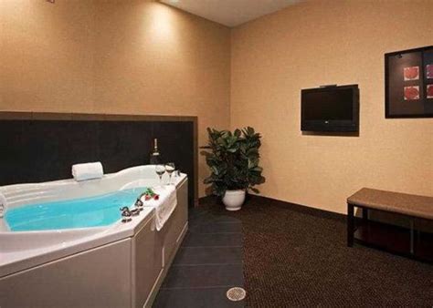 hotels with jacuzzi in room in ohio|More.